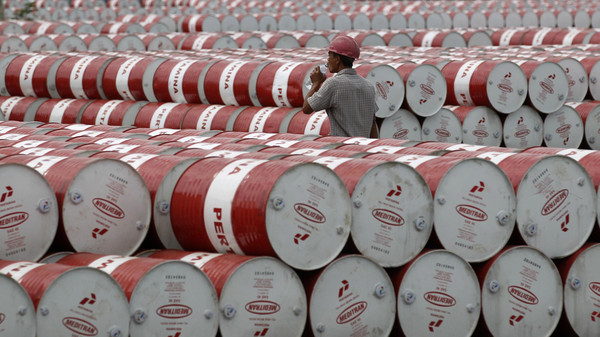 الحكومة تحول مليون برميل من النفط الخام الى مصافي عدن