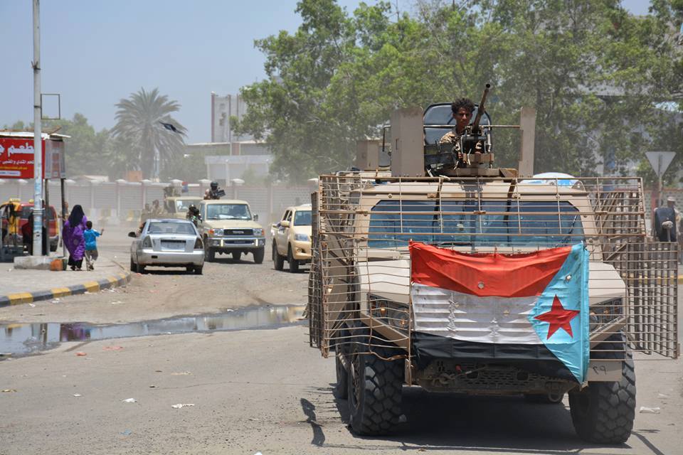 قوات الحزام الأمني تستعيد ناقلة خطفها مسلحون في صبر بلحج
