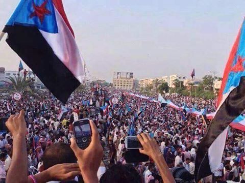 الان : عشرات الالاف في عدن يُحيون مليونية الاستقلال ويهتفون لعودة دولتهم