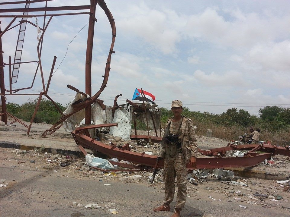 قوات الجيش في لحج تعزز مواقعها وتنفذ حملات تفتيش ومداهمة في مدينة الحوطة