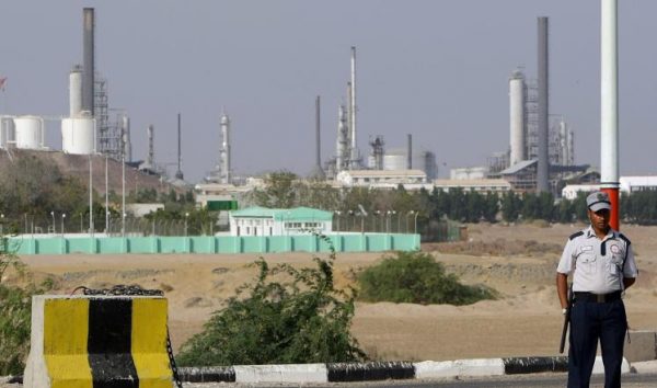شركة حضرموت تضخ وقود إسعافي إلى محطات الكهرباء في عدن