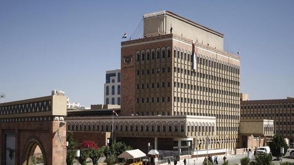 الحكومة اليمنية تقرر عدم التعامل مع البنك المركزي الذي يسيطر عليه الحوثيون في ‫#‏صنعاء‬ ابتداء من اليوم .