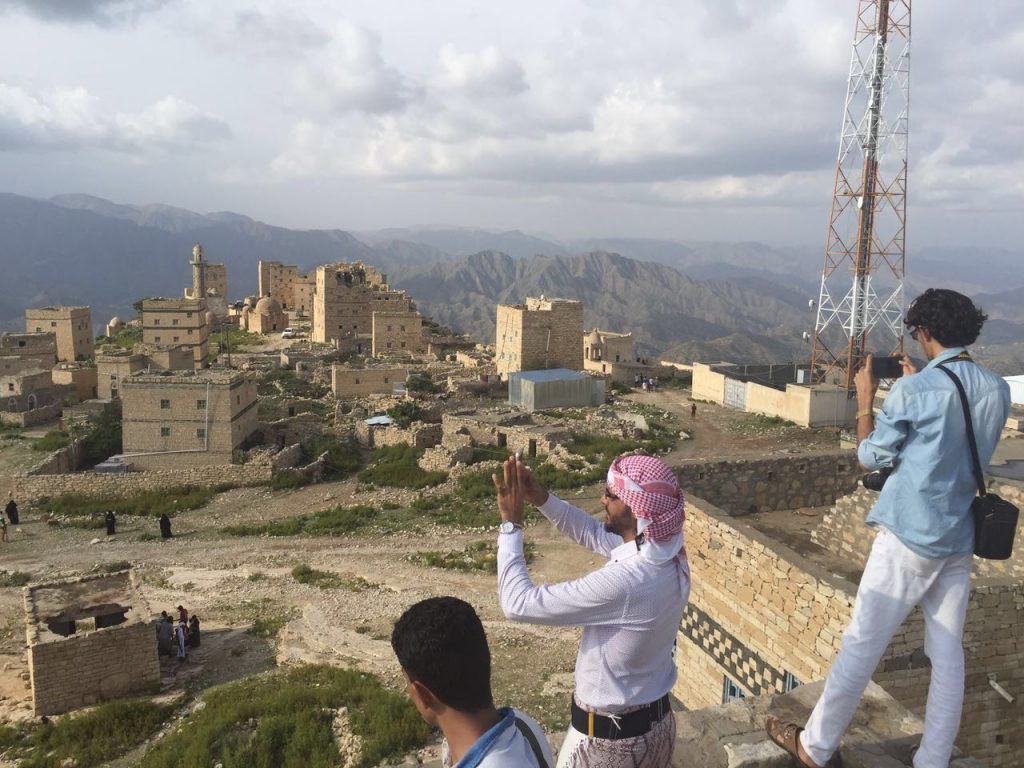 حملة شعبية لإعادة تأهيل قلعة القارة في ” يافع “