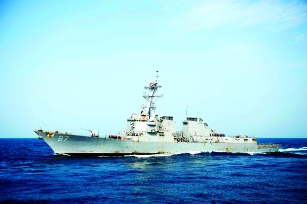 مسؤولون أمريكيون: الحوثيون المتحالفون مع إيران استهدفوا مدمرة للبحرية الأمريكية بصواريخ