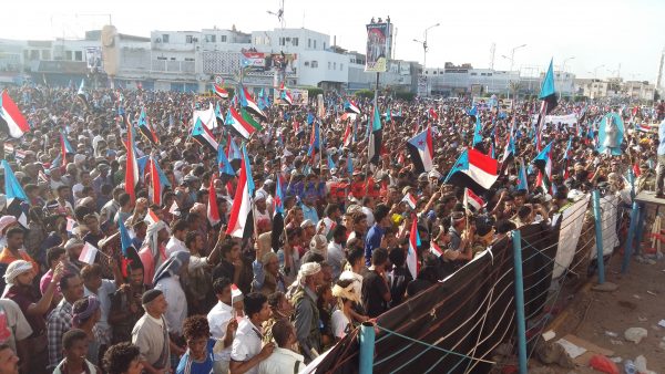 رويترز: عشرات الالاف من الجنوبيين ينظمون مظاهرة حاشدة في عدن للمطالبة باستعادة دولة الجنوب