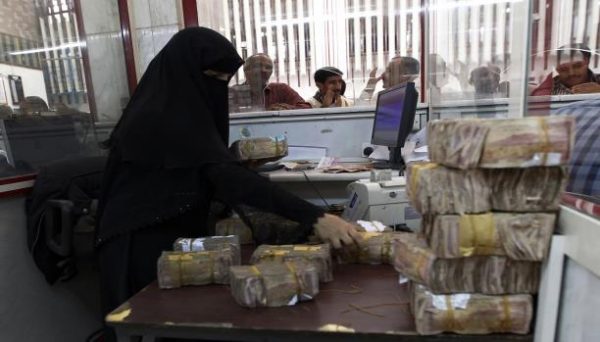 تواصل انهيار الريال اليمني والدولار يقترب من حاجز 800