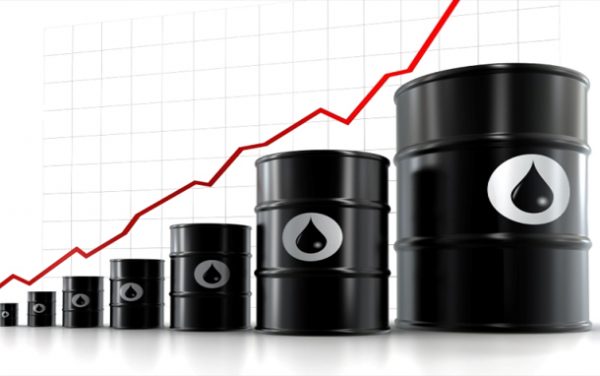 أسعار النفط تهبط بفعل ارتفاع الدولار