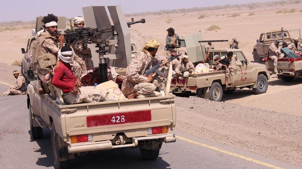 الجيش اليمني يسيطر ناريا على معسكر استراتيجي للحوثيين