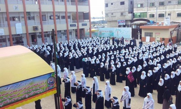بعد فرضها رسوم إضافية على طلاب المدارس… مدرس حوثي يطرد طالبات بحجة عدم تسديد الرسوم