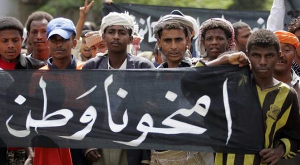 وزير يمني يطالب بالتحقيق في نهب المساعدات ويحذر من «حرب تجويع»