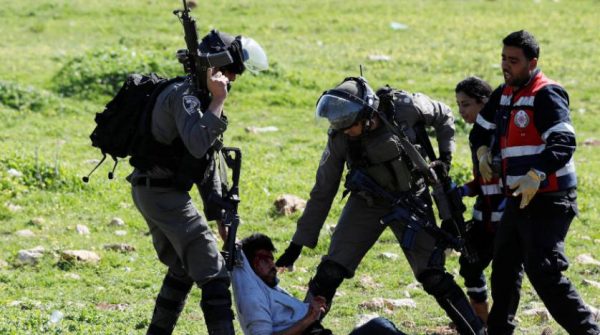 القوات الإسرائيلية تعتقل فلسطيني من وسط القدس المحتلة