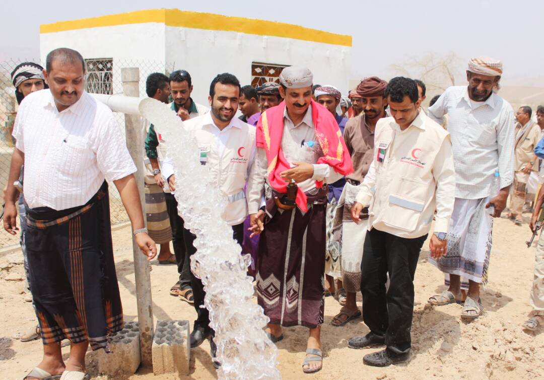 الهلال الأحمر الإماراتي يفتتح مشروع مياه صعيد باقادر بمديرية ميفعة في شبوة
