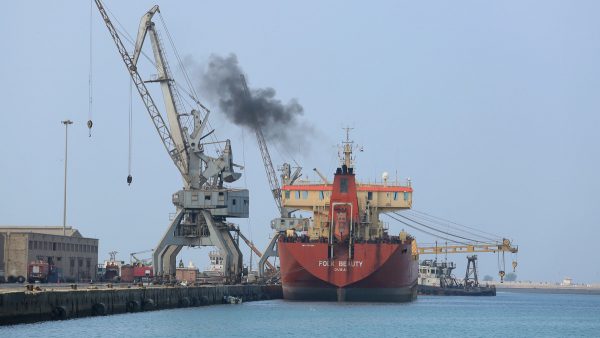 ميليشيات الحوثي تسرق معدات شركة صينية من ميناء الحديدة