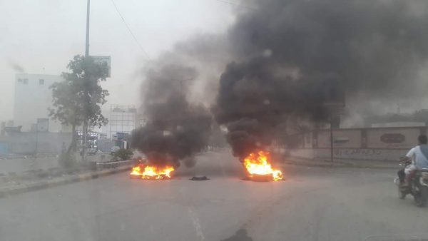 عاجل|محتجون يقطعون مدخل مدينة كريتر بالعاصمة عدن