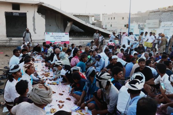 “الهلال الأحمر الإماراتي” يقيم إفطاراً جماعياً بمديرية نصاب في محافظة شبوة