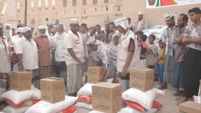 “الهلال الأحمر الإماراتي” يوزع مساعدات غذائية  على اهالي وادي حضرموت