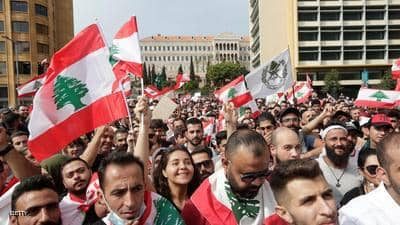 الحكومة اللبنانية تجتمع في قصر الرئاسة لتهدئة الاحتجاجات