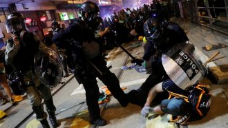 شرطة هونغ كونغ تتوعد باستخدام الرصاص الحي ضد المتظاهرين