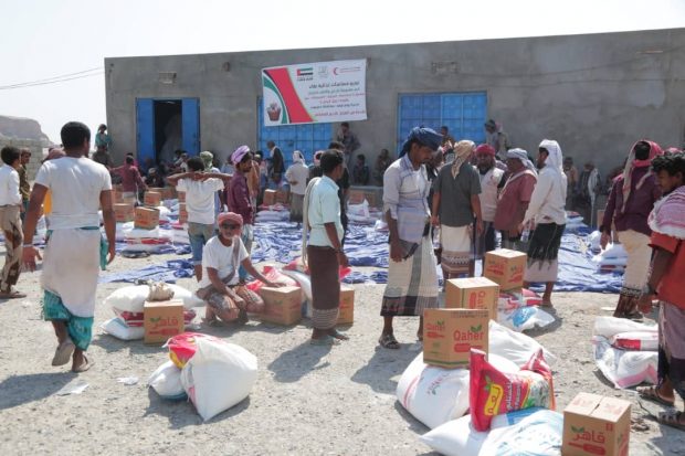 الهلال الأحمر  الإماراتي يواصل تقديم المساعدات الغذائية على عدة قرى ومناطق نائية بحضرموت