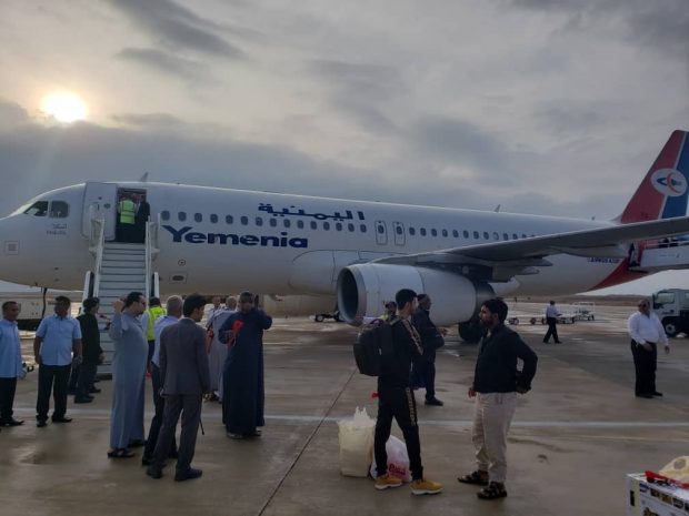 عاجل : شاهد بالصور وصول اول رحلة لطيران اليمنية الى مطار الريان الدولي بعد توقف ٥ سنوات