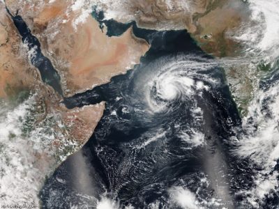 عاصفة مدارية تتمركز في سقطرى والإرصاد يحذر