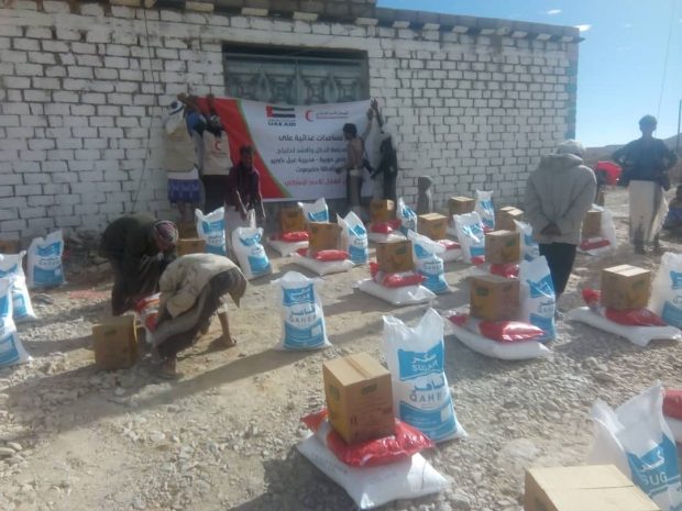 الهلال الأحمر الإماراتي يسير قافله مساعدات غذائية الى أهالي  منطقة رأس حويرة في حضرموت