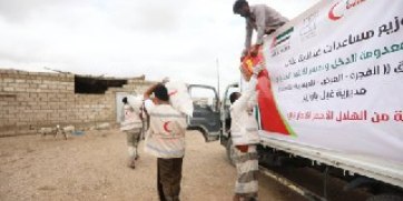 الهلال الأحمر الإماراتي يواصل تسيير قوافله الإغاثية لأهالي غيل باوزير في حضرموت