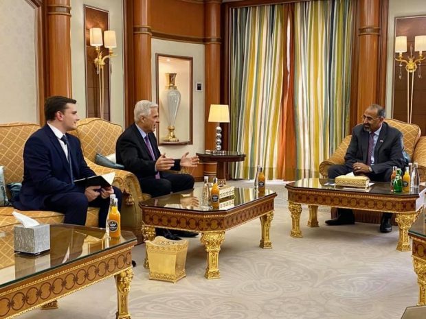 الرئيس القائد عيدروس الزُبيدي يستقبل السفير الروسي لدى اليمن